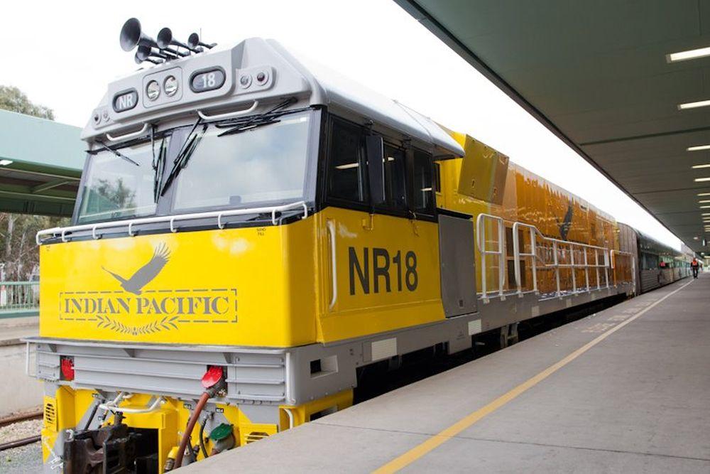 Ein Indian Pacific Train im neuen Design, Australien Rundreise