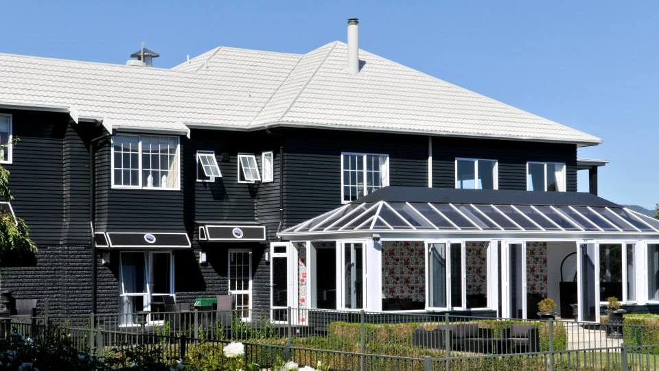 Außenansicht des Black Swan Lakeside Boutique Hotel, Neuseeland Reise