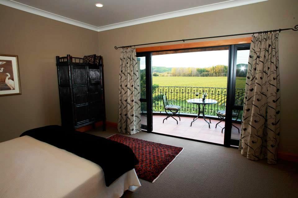 Schlafzimmer mit Ausblick, Breckenridge Lodge, Napier, Neuseeland Rundreise