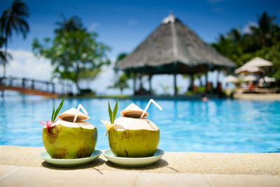 Erfrischende Kokosnuss am Pool, Intercontinental Resort Tahiti, Südsee Insel Hopping