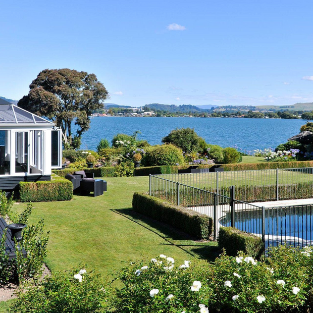 Herzlich Willkommen im Black Swan Lakeside Boutique Hotel, Neuseeland Reise