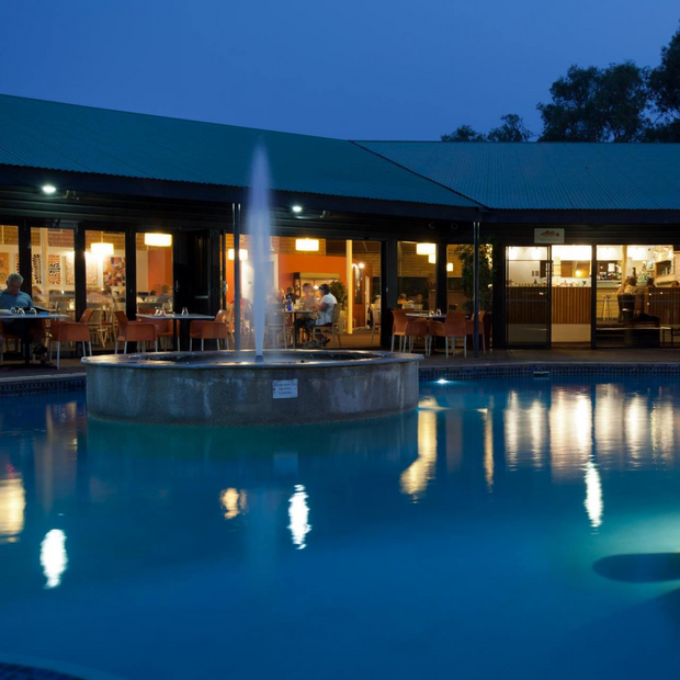 Pool bei Nacht, Mercure Alice Springs Resort, Australien Rundreise