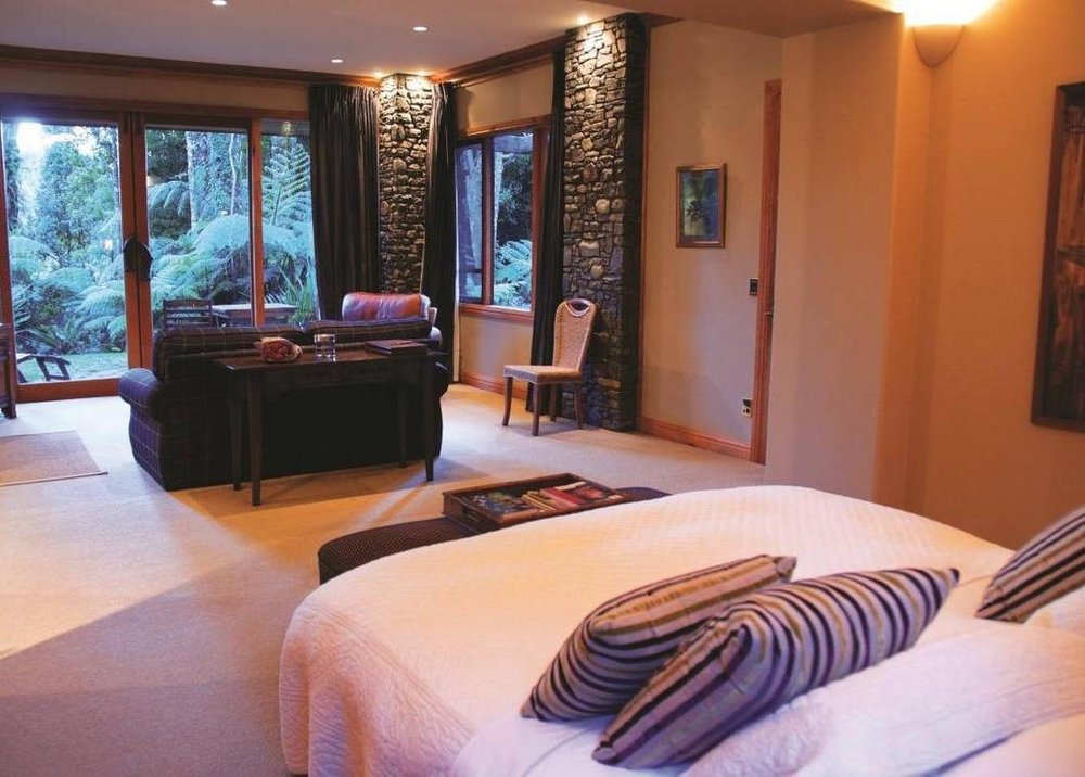 Schlafzimmer mit Ausblick, Treetops Lodge & Estate, Rotorua, Neuseeland Rundreise