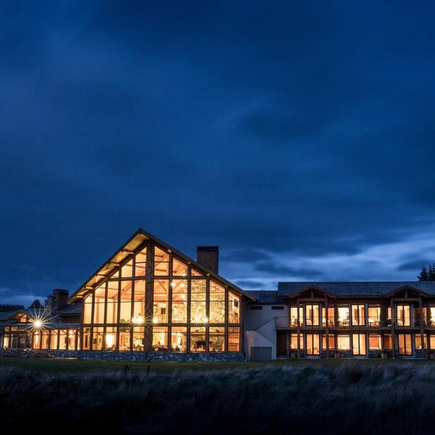 Außenansicht bei Nacht, Fiordland Lodge, Te Anau, Neuseeland Rundreise