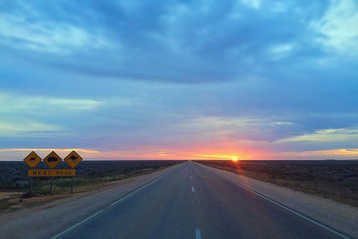 Sonnenuntergang in den Nullarbor Plains, Australien Zugreise