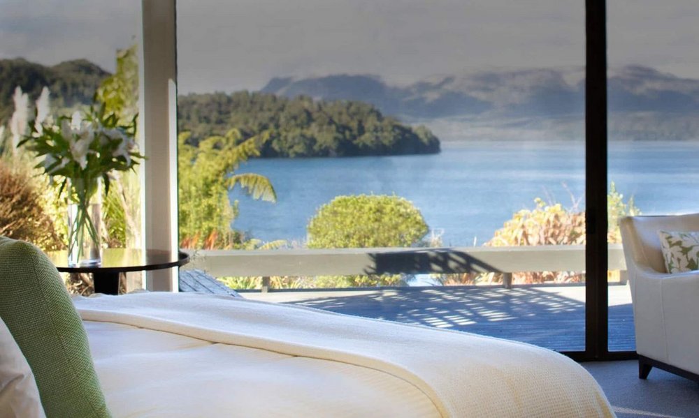Bett mit Blick auf den Lake Tarawer, Solitaire Lodge, Rotorua, Neuseeland Reise