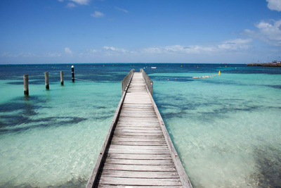 Steg ins Meer auf Rottnest Island, Australien Zugreise