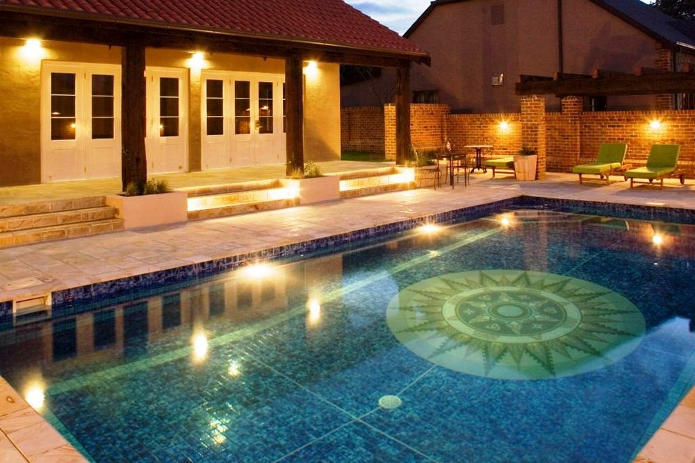 Beleuchteter Pool, Grand Mercure Nelson Monaco Apartments, Neuseeland Rundreise