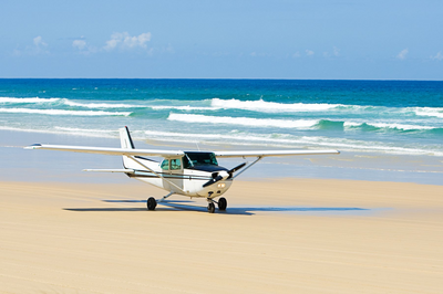 Flugzeug am 75 Mile Beach, Fraser Island, Australien Reiseblog