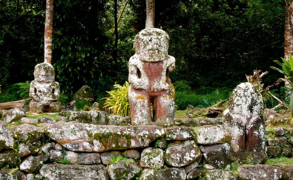 Steinfigur auf Hiva Oa, Französisch-Polynesien, Luxuskreuzfahrten