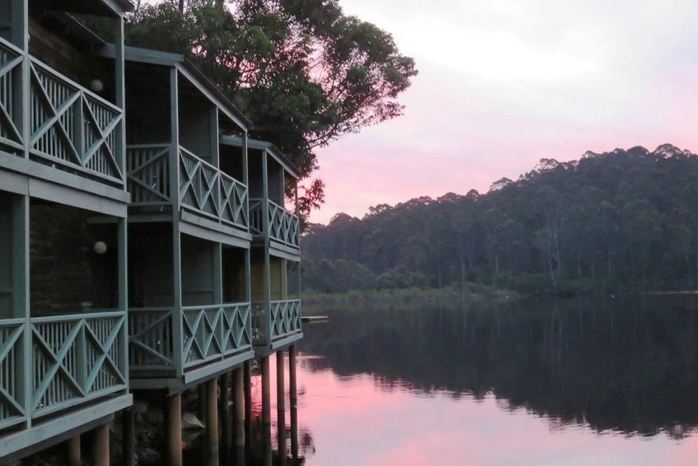 Bungalow beim Sonnenuntergang, RAC Karri Valley Resort, Pemberton, Australien Rundreise