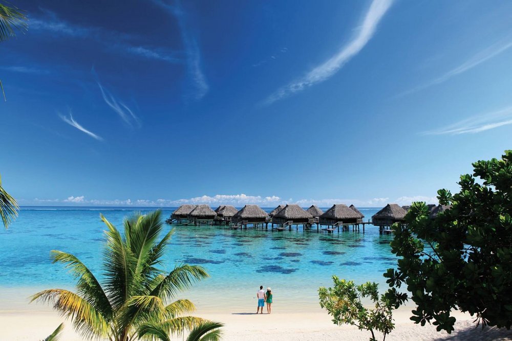 Pärchen am Strand, Hilton Moorea Lagoon Resort & Spa, Französisch Polynesien, Südsee Reise