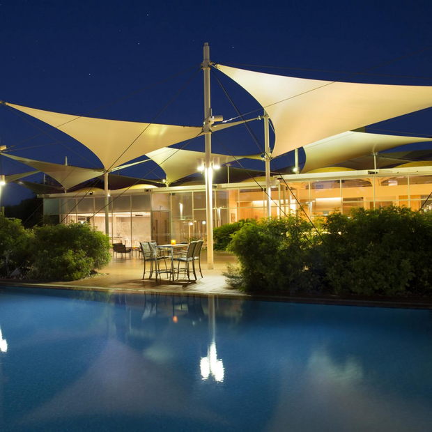 Pool, Ayers Rock Resort Sails in the Desert, Australien Rundreise