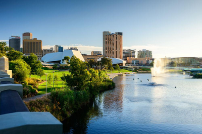 Skyline von Adelaide City, Australien Zugreise