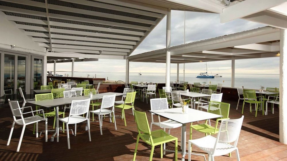 Restaurantterasse mit Blick auf das Meer, Monkey Mia Dolphin Resort, Australien Rundreise
